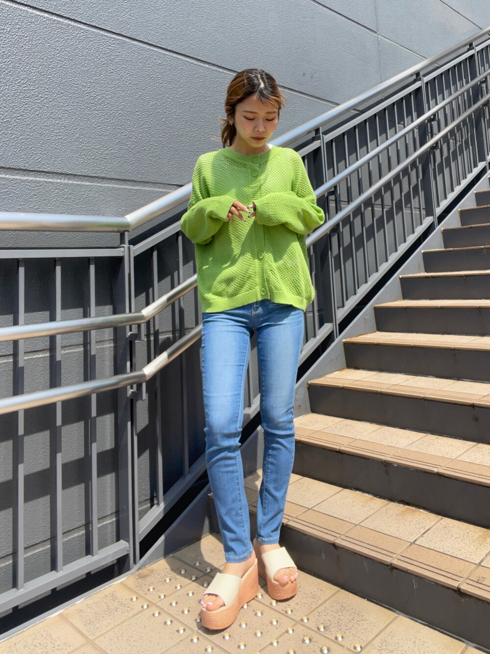 「休日スタイル、グリーン、ビタミンカラー、きれいめカジュアル、カラー×コーデ、レイヤードスタイル、春夏コーデ、デニム、夏コーデ、ごきげんウィーク、カーディガン」｜「HONEYSUCKLE ROSEのアイテム（トップス、グリーン系）」を使った、Mikuriさん（レディース・160cm）の春コーディネートの1枚目の写真