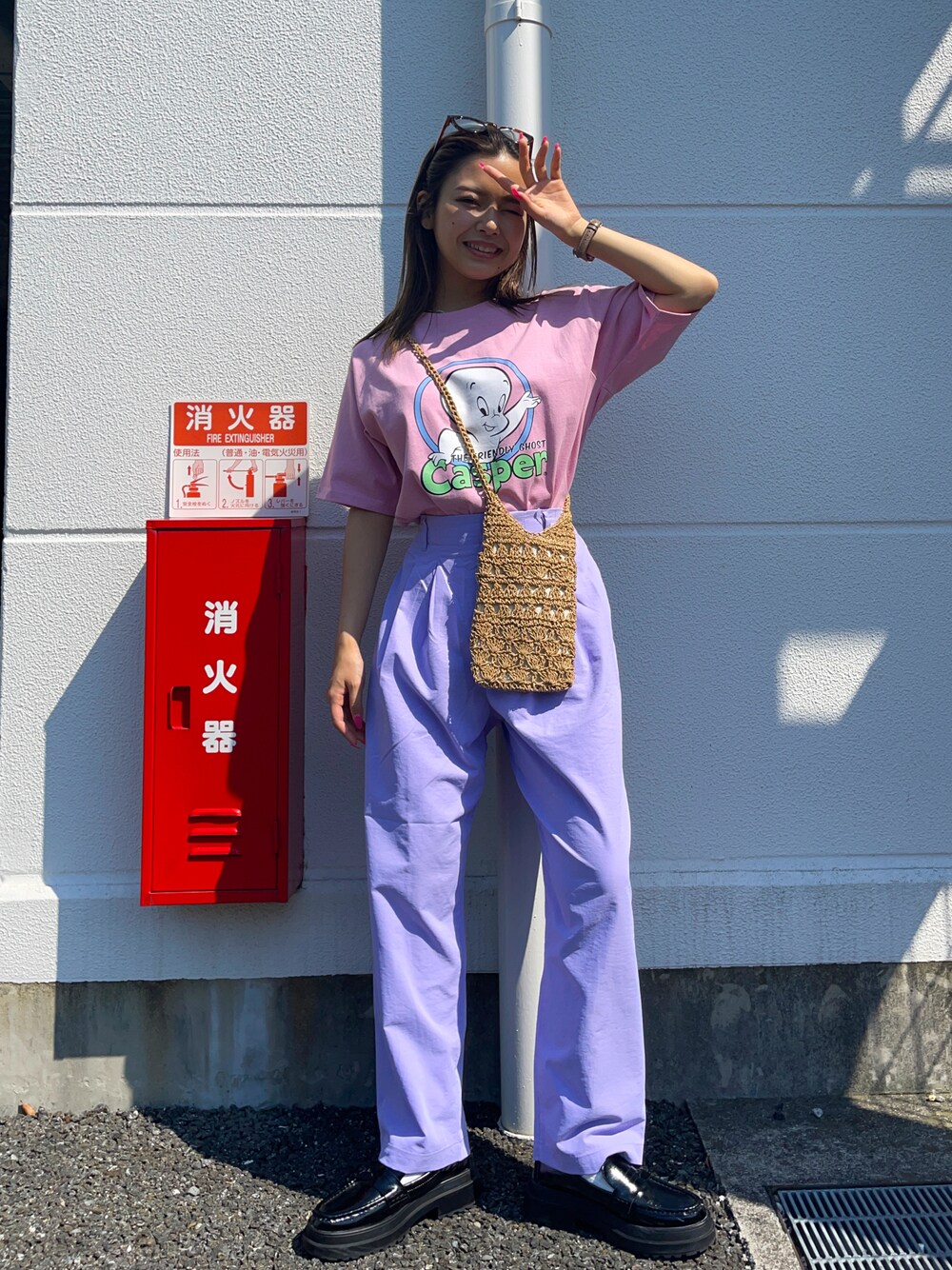「夏コーデ、カラーパンツ、プリントT、ピンク、パープル、休日スタイル、ストリート、カラー×コーデ、ビッグシルエット」｜「Right-onのキャスパープリントＴシャツ（Tシャツ/カットソー、ピンク系）」を使った、Mikuriさん（レディース・160cm）の夏コーディネートの1枚目の写真