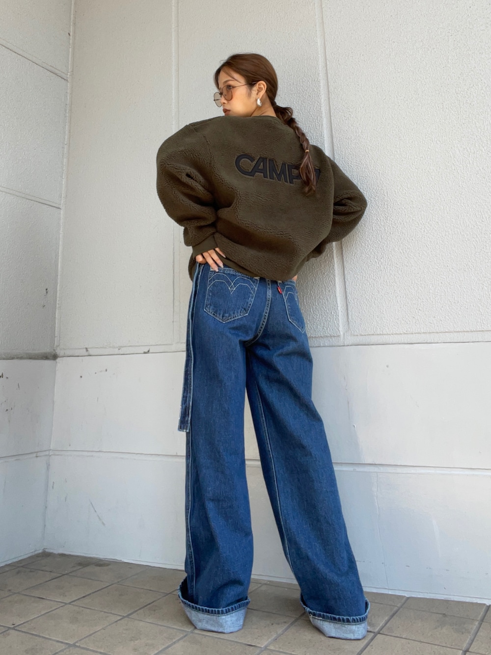 「秋冬コーデ、もこもこ、デニム、パンツスタイル、ビッグシルエット、ワイドパンツ、CAMP7、Levi's、グリーン」｜「CAMP7の【CAMP7】刺繍BOXロゴボアプルオーバー（スウェット、グリーン系）」を使った、Mikuriさん（レディース・160cm）の秋コーディネートの1枚目の写真