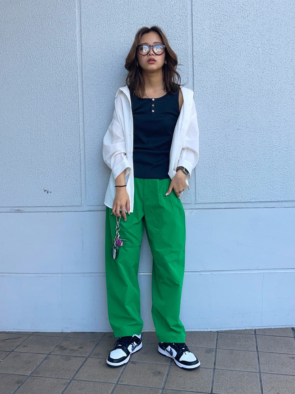 「カラーパンツ、サングラス、UNIQLO、シャツスタイル、きれいめカジュアル、ストリート、メンズライク、オーバーサイズ、カラー×コーデ、夏コーデ、初夏コーデ、グリーン、韓国ファッション、y2k」｜「BACK NUMBERの【BACK NUMBER】「COOL」７分レギュラーシャツ（シャツ/ブラウス、ホワイト系）」を使った、Mikuriさん（レディース・160cm）の夏コーディネートの1枚目の写真