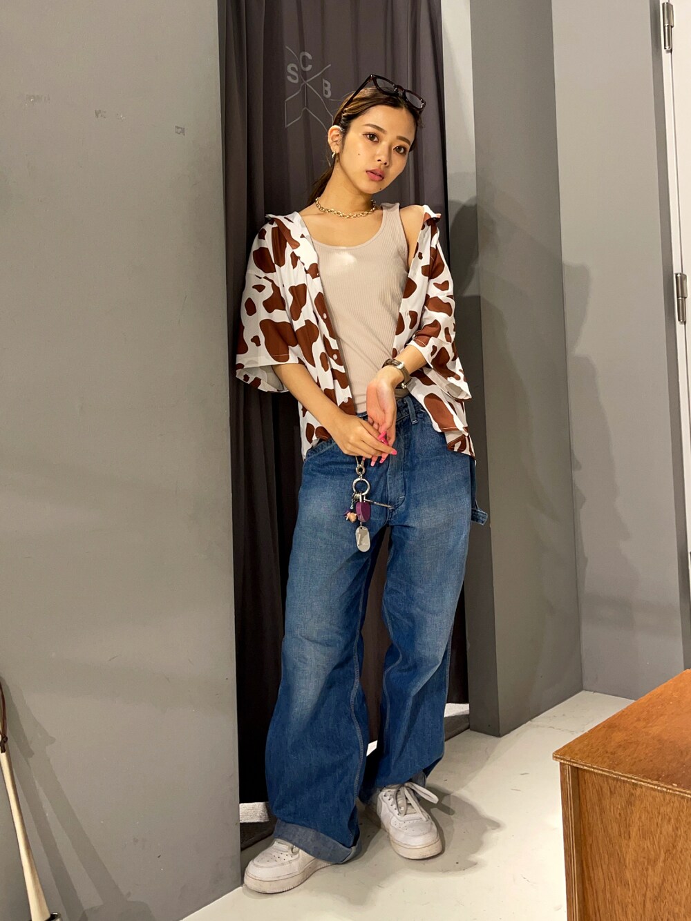 「シャツスタイル、デニム、ストリート、夏コーデ、メンズライク、休日スタイル、牛柄、ブラウン」｜「HONEYSUCKLE ROSEのアイテム（タンクトップ、ベージュ系）」を使った、Mikuriさん（レディース・160cm）の夏コーディネートの1枚目の写真