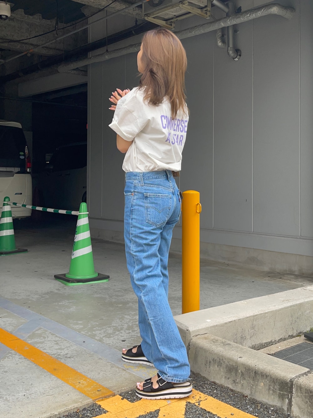 「ビッグシルエット、デニム、夏コーデ、タックイン、ロゴT、サンダル、カラー×コーデ、白Tシャツ、韓国ファッション」｜「CONVERSEの【CONVERSE】リンガー配色Ｔシャツ（Tシャツ/カットソー、グリーン系）」を使った、Mikuriさん（レディース・160cm）の春コーディネートの1枚目の写真