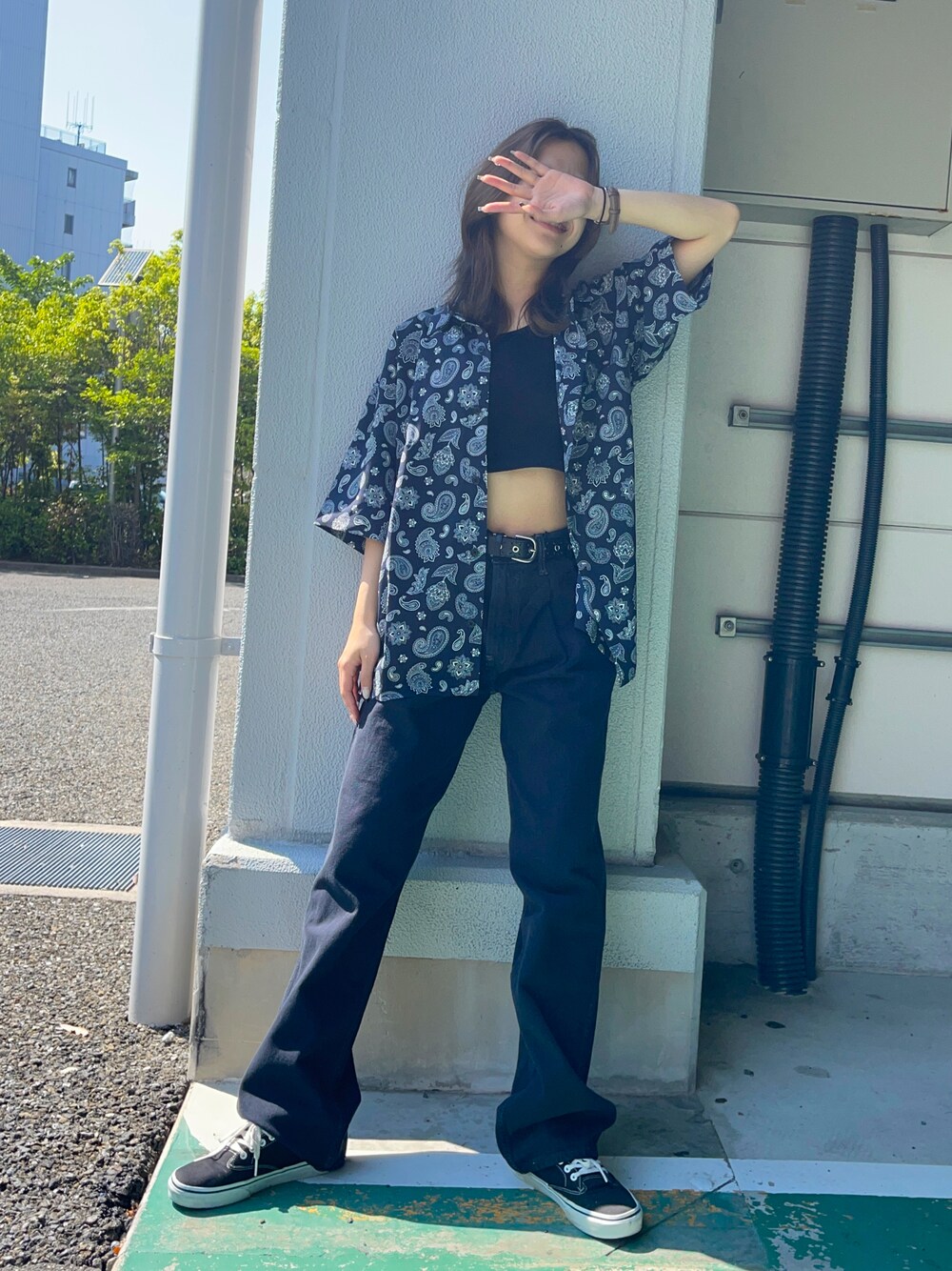 「ストリート、メンズライク、ペイズリー、シャツスタイル、レイヤードスタイル、スニーカーコーデ、ビッグシルエット、オーバーサイズ、デニム」｜「BACK NUMBERの【BACK NUMBER】「COOL」ビッグシルエット半袖シャツ（シャツ/ブラウス、ブルー系）」を使った、Mikuriさん（レディース・160cm）の春コーディネートの1枚目の写真