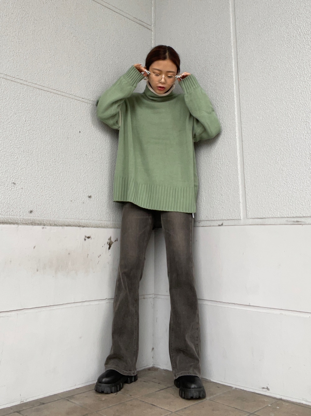 「ニット、デニム、ビッグシルエット、グリーン、秋のコーデ、フレアパンツ、シンプルコーデ、Right-on、SOMETHING、今日のコーデ、オトナカジュアル」｜「HONEYSUCKLE ROSEの【HONEYSUCKLE ROSE】配色ラインタートルニット（ニット/セーター、グリーン系）」を使った、Mikuriさん（レディース・160cm）の秋コーディネートの1枚目の写真