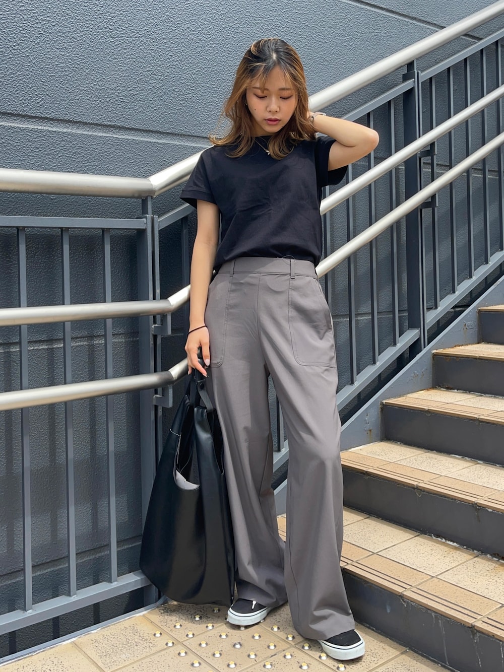 「シンプルコーデ、モノトーン、韓国ファッション、骨格ウェーブ、休日スタイル、タックイン、黒Tシャツ、トートバッグ、ゆるコーデ」｜「HONEYSUCKLE ROSEのアイテム（トップス、ブラック系）」を使った、Mikuriさん（レディース・160cm）の春コーディネートの1枚目の写真