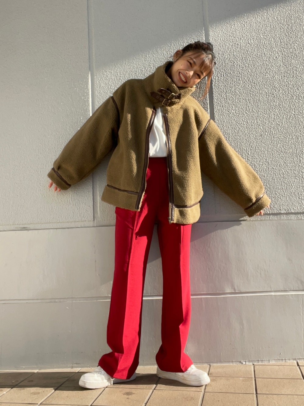 ブラウン系のその他アウター、ホワイト系のTシャツ/カットソー、レッド系のスラックスを着用したレディースの冬コーディネートの1枚目の写真