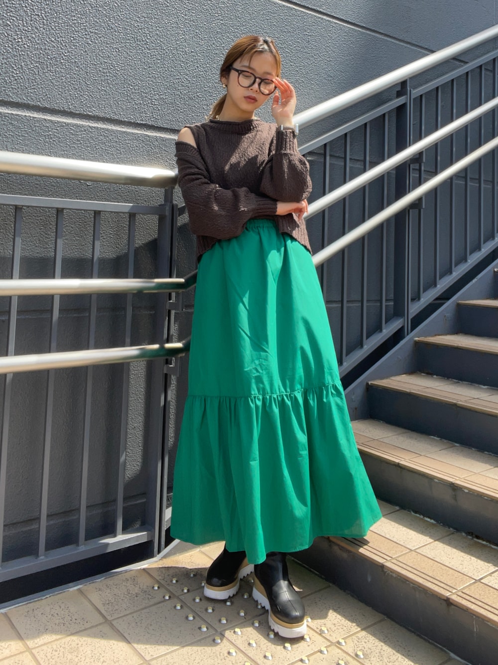 「ブーツ、厚底シューズ、肩がけカーデ、レイヤードスタイル、グリーン、セットアップ、春夏コーデ、プチプラ、オトナ女子、春コーデ」｜「HONEYSUCKLE ROSEのアイテム（トップス、グレー系）」を使った、Mikuriさん（レディース・160cm）の春コーディネートの1枚目の写真