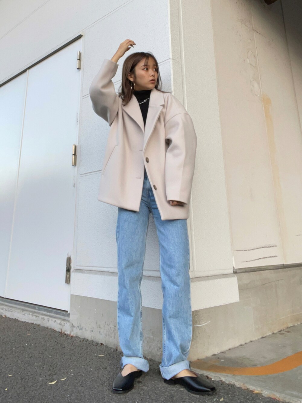 「デニムパンツ、キレイめ、Levi's、シンプルコーデ、Right-on、オトナカジュアル、秋コーデ、ビッグカラー、スクエアトゥ」｜「HONEYSUCKLE ROSEの【HONEYSUCKLE ROSE】タートルネックニット（ニット/セーター、ブラック系）」を使った、Mikuriさん（レディース・160cm）の秋コーディネートの1枚目の写真