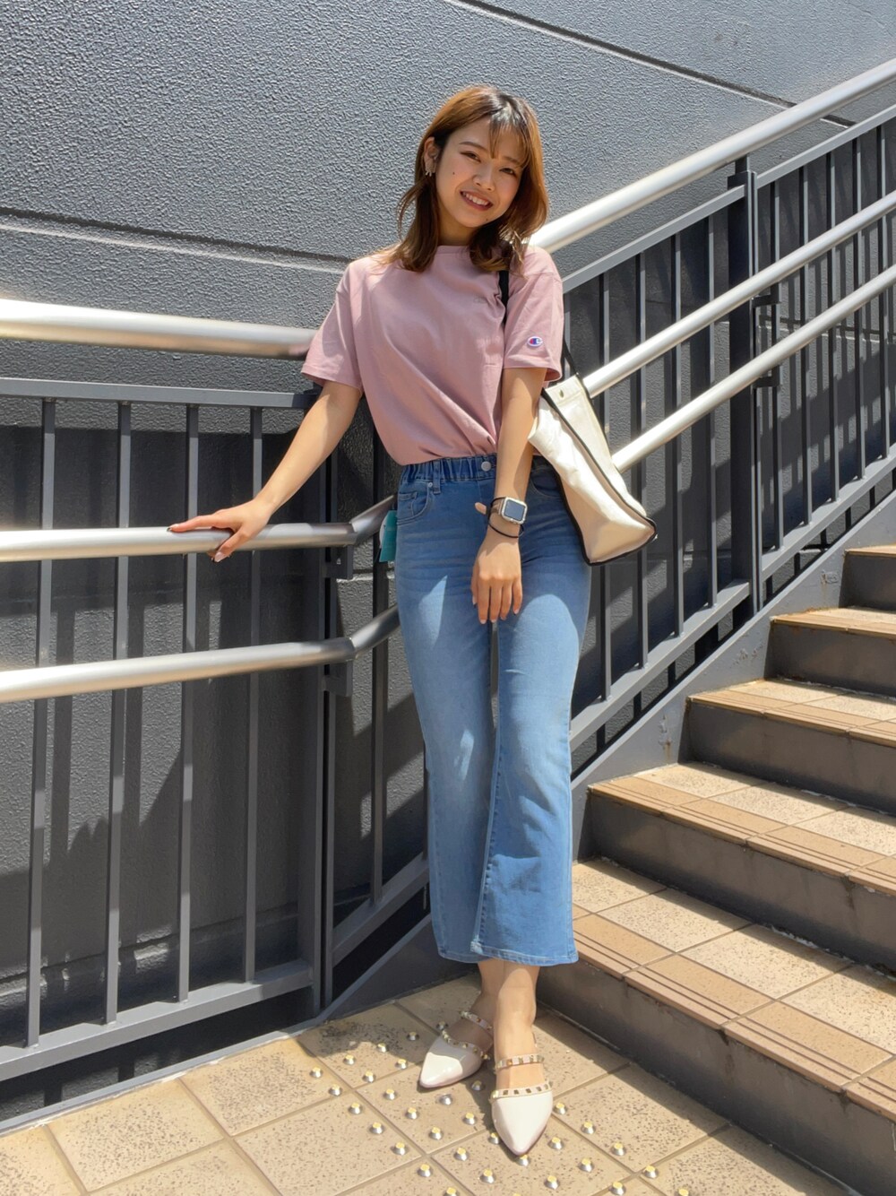 「ごきげんウィーク、シンプル、プチプラ、春夏コーデ、休日スタイル、フレアパンツ、きれいめカジュアル、ピンク、デニム、韓国ファッション」｜「Championの【Champion】ワンポイント無地Ｔシャツ（Tシャツ/カットソー、ピンク系）」を使った、Mikuriさん（レディース・160cm）の春コーディネートの1枚目の写真
