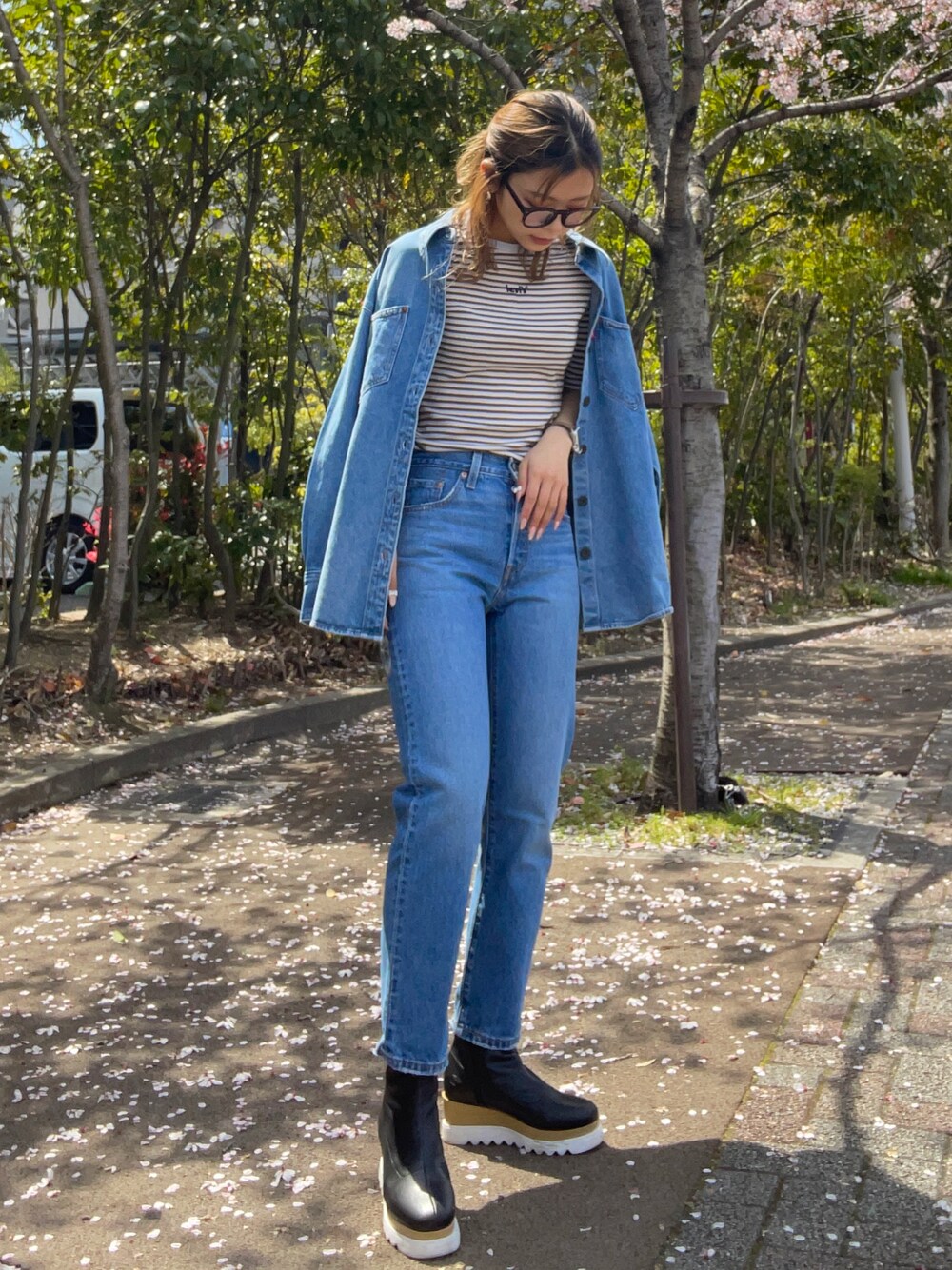 「Levi's、ビッグシルエット、デニムジャケット、シャツスタイル、セットアップ、春夏コーデ、ブーツ、春コーデ、ボーダー、デニム、デニムオンデニム」｜「Levi'sの501 クロップドデニムパンツ（パンツ、ブルー系）」を使った、Mikuriさん（レディース・160cm）の春コーディネートの1枚目の写真