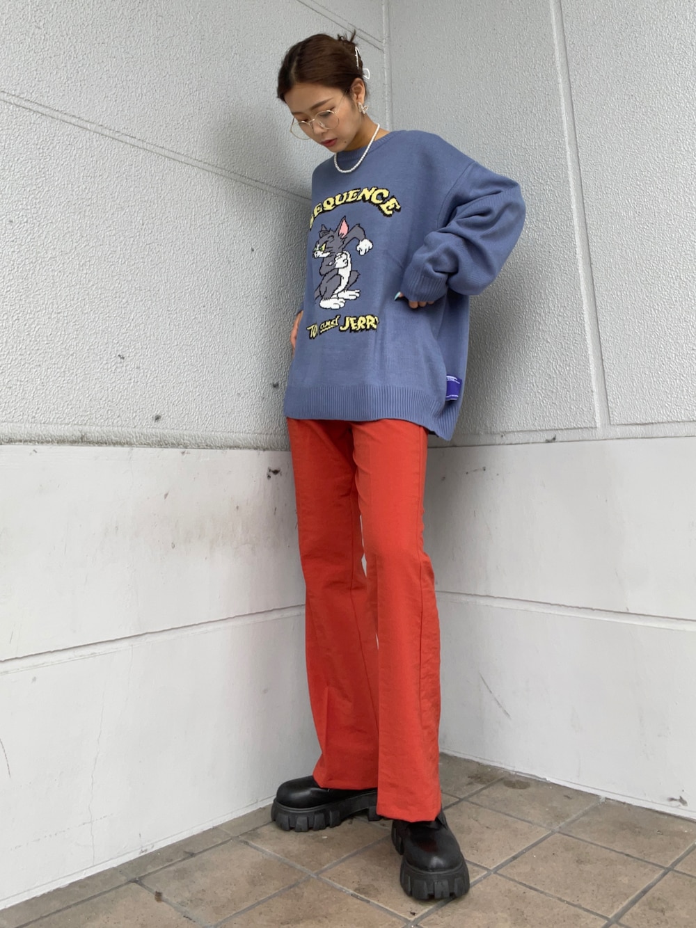 「Right-on、秋服準備はじめました、ニット、カラーパンツ、フレアパンツ、秋トレンド2021、ビッグシルエット、トムとジェリー、お洒落さんとつながりたい、韓国ファッション、ストリート、カジュアル」｜「Right-onのＴＯＭａｎｄＪＥＲＲＹニット（ニット/セーター、ブルー系）」を使った、Mikuriさん（レディース・160cm）の秋コーディネートの1枚目の写真