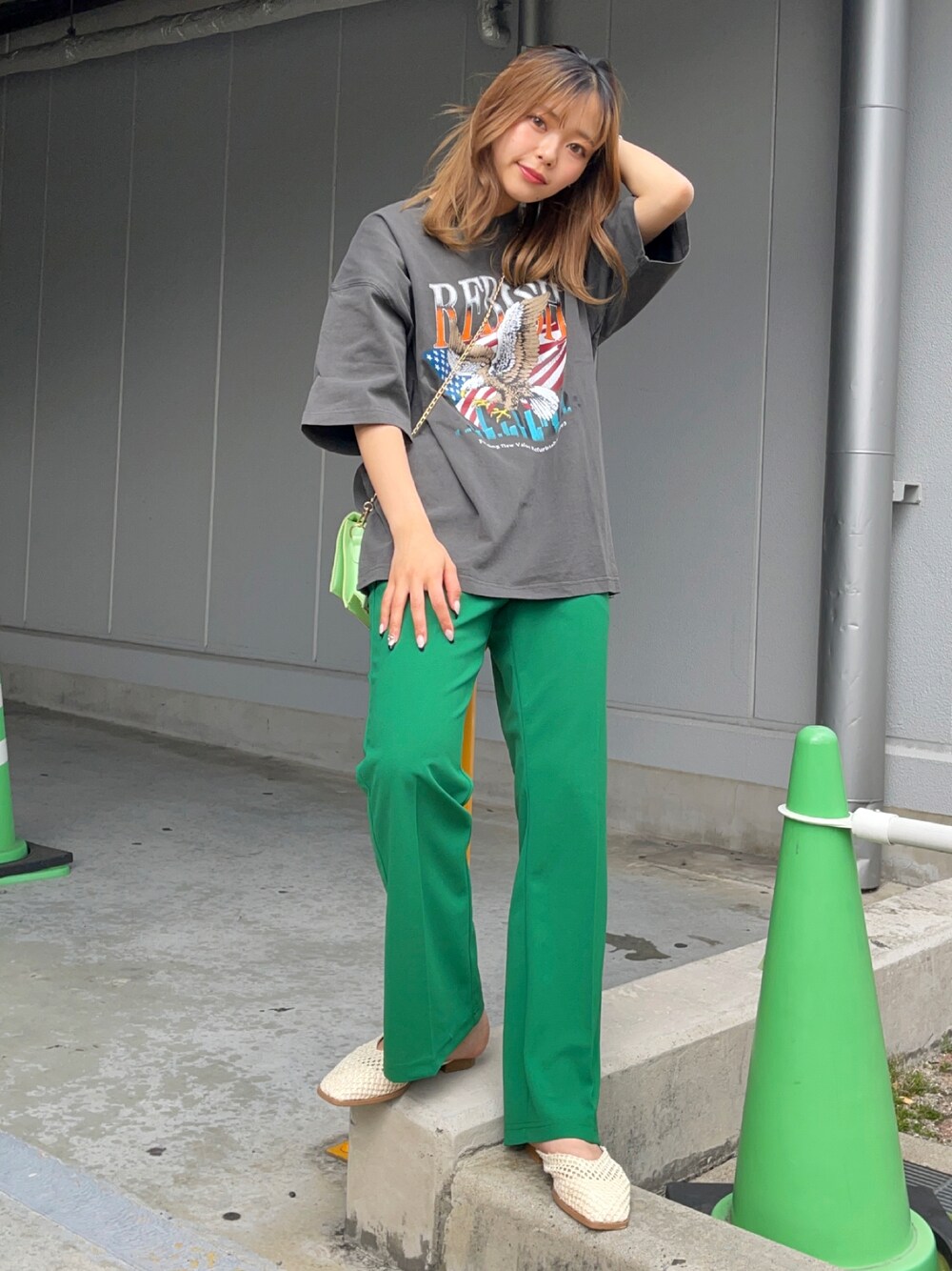 「アメカジ、バイカースタイル、ロックT、グリーン、カラーパンツ、フレアパンツ、ビッグシルエット、古着MIX、カラー×コーデ、夏コーデ」｜「BACK NUMBERの【BACK NUMBER】バイカーＴシャツ（Tシャツ/カットソー、ホワイト系）」を使った、Mikuriさん（レディース・160cm）の春コーディネートの1枚目の写真