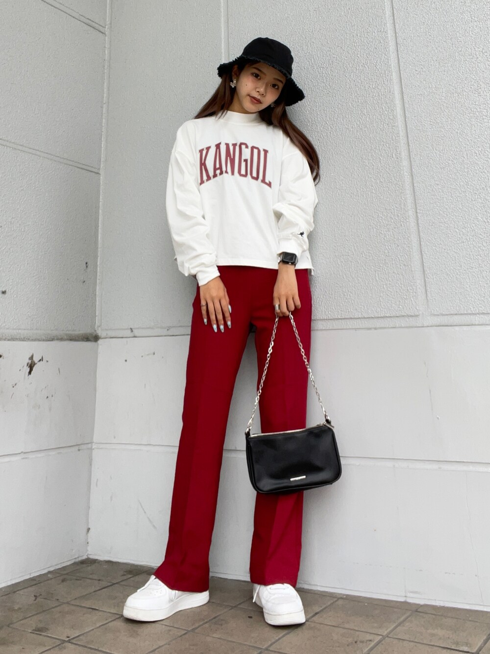 「KANGOL、カラーパンツ、秋のコーデ、カジュアル、Right-on、赤、休日スタイル」｜「Right-onのアイテム（ハット、ブラック系）」を使った、Mikuriさん（レディース・160cm）の秋コーディネートの1枚目の写真