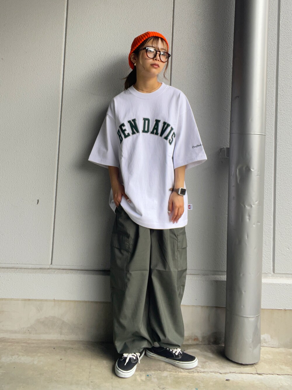「ストリート、メンズライク、Tシャツ、BEN DAVIS、カーゴパンツ、カラーパンツ、ビッグシルエット、グリーン、オレンジ、古着MIX、春夏コーデ、プチプラ」｜「BACK NUMBERの【BACK NUMBER】ＢＮコットンワッチ（ニットキャップ/ビーニー、オレンジ系）」を使った、Mikuriさん（レディース・160cm）の春コーディネートの1枚目の写真