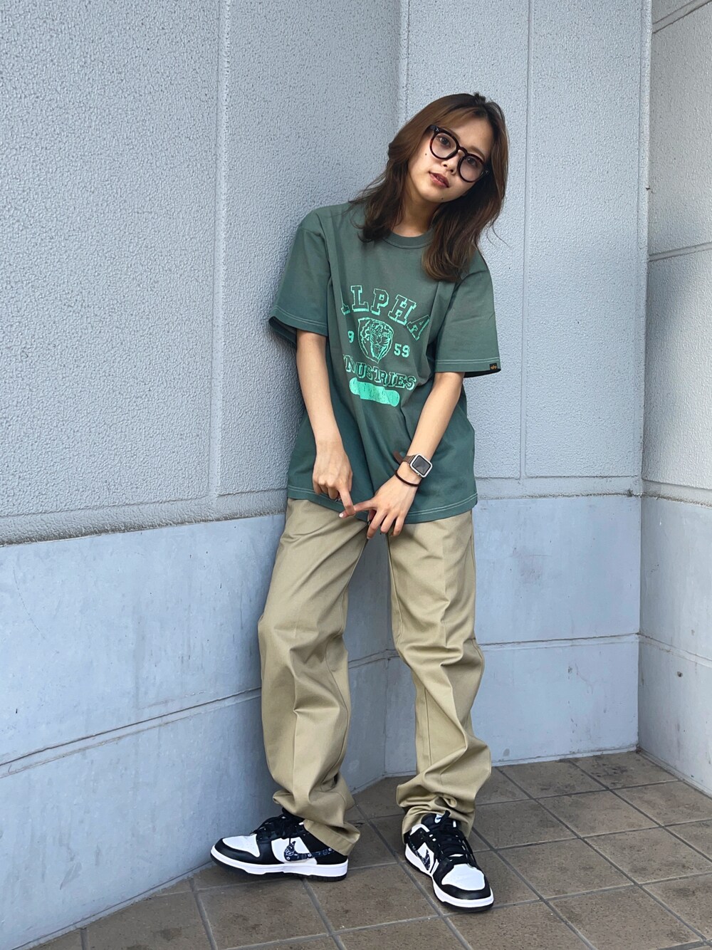 「メンズライク、ストリート、初夏コーデ、オーバーサイズ、ビッグシルエット、ロゴT、カラーパンツ、Dickies、カジュアル、古着MIX」｜「ALPHAのアイテム（Tシャツ/カットソー、グリーン系）」を使った、Mikuriさん（レディース・160cm）の春コーディネートの1枚目の写真