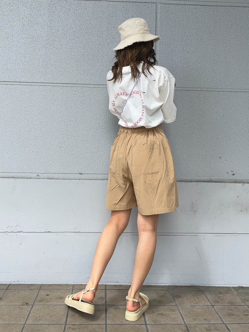 「ショートパンツ、バックプリント、プリントT、ロゴT、白Tシャツ、バケットハット、パンツスタイル、夏コーデ、きれいめカジュアル、サンダル、リネン」｜「HONEYSUCKLE ROSEの【HONEYSUCKLE ROSE】フリンジバケットハット（ハット、ホワイト系）」を使った、Mikuriさん（レディース・160cm）の夏コーディネートの1枚目の写真