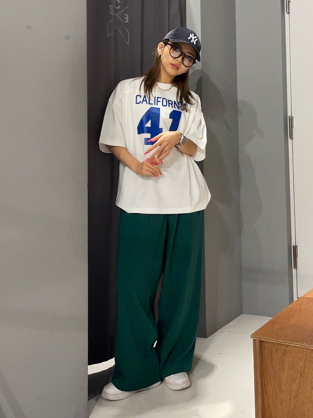 「休日スタイル、セットアップ、ロゴT、白Tシャツ、ストリート、ビッグシルエット、オーバーサイズ、韓国ファッション、グリーン」｜「NEW ERAのニューエラ キャップ サイズ調整 9FORTY NEW ERA（キャップ、ブルー系）」を使った、Mikuriさん（レディース・160cm）の夏コーディネートの1枚目の写真