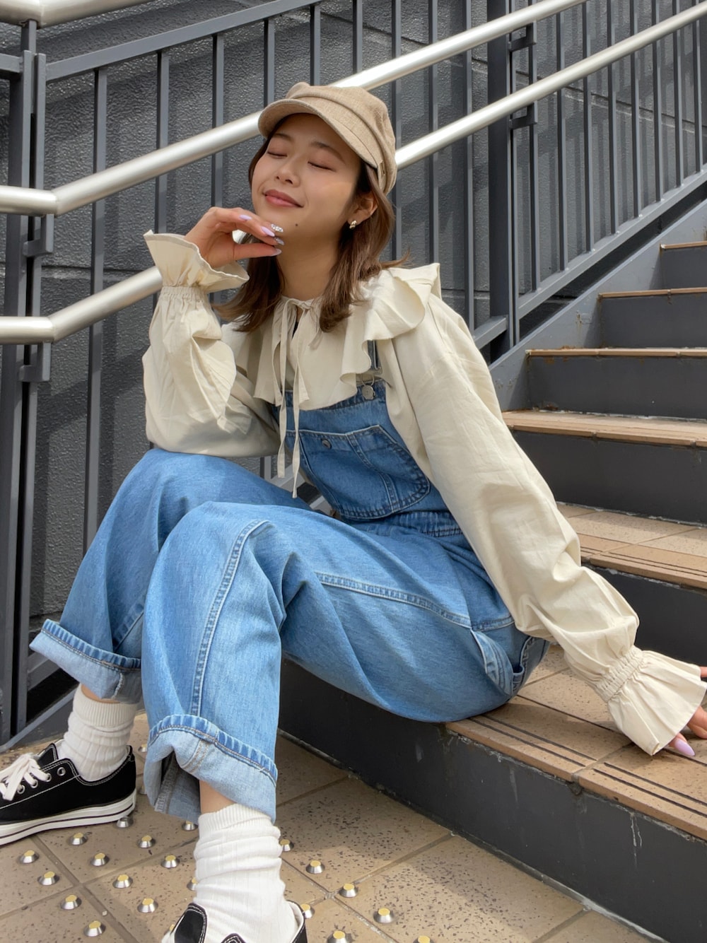 ベージュ系のシャツ/ブラウス、ブルー系のサロペット/オーバーオール、ベージュ系の帽子を着用したレディースの春コーディネートの1枚目の写真