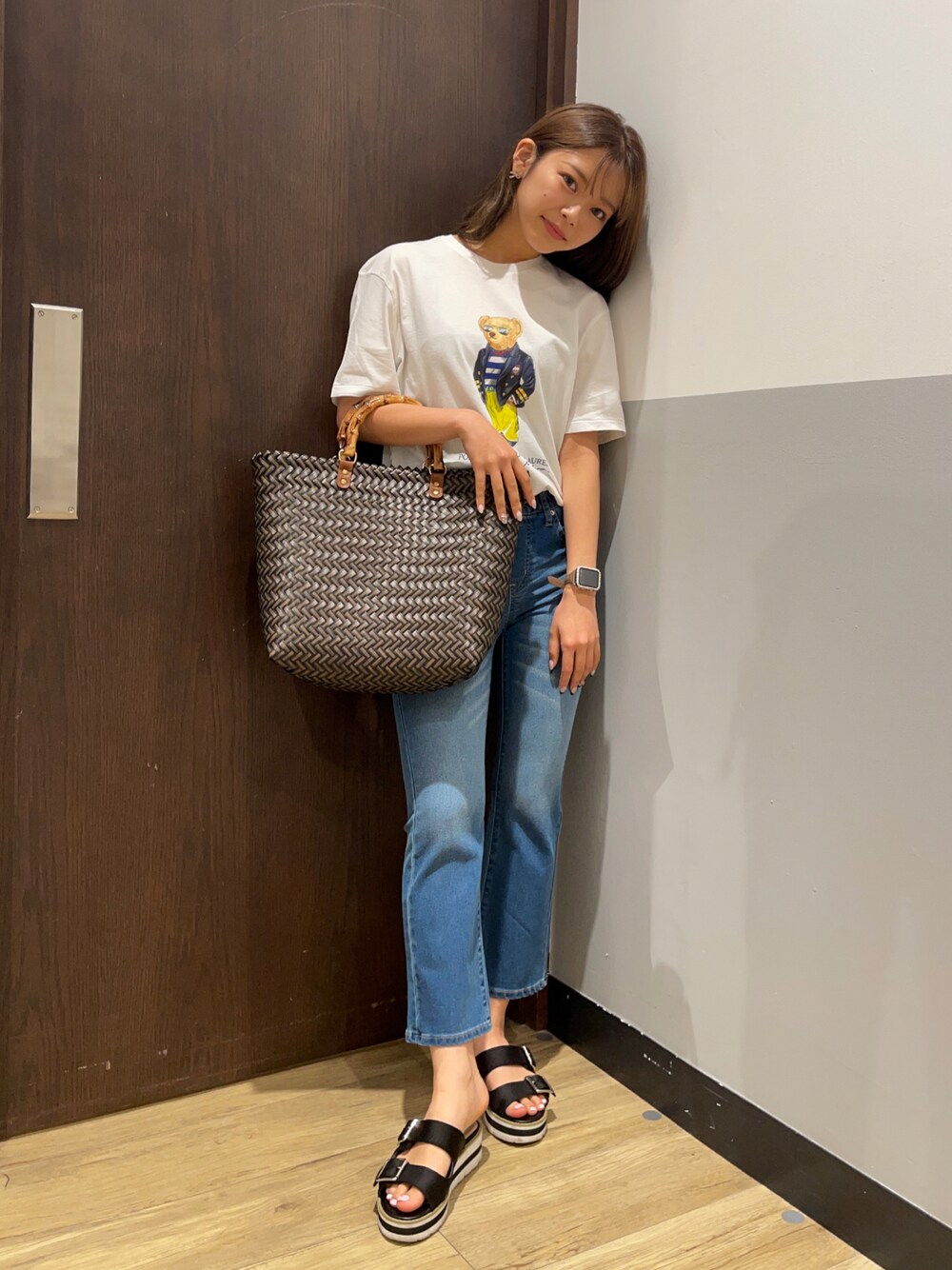 「かごバッグ、シンプルコーデ、プリントT、デニム、フレアパンツ、きれいめカジュアル、白Tシャツ、サンダル、タックイン」｜「POLO RALPH LAURENのアイテム（トップス、ホワイト系）」を使った、Mikuriさん（レディース・160cm）の春コーディネートの1枚目の写真