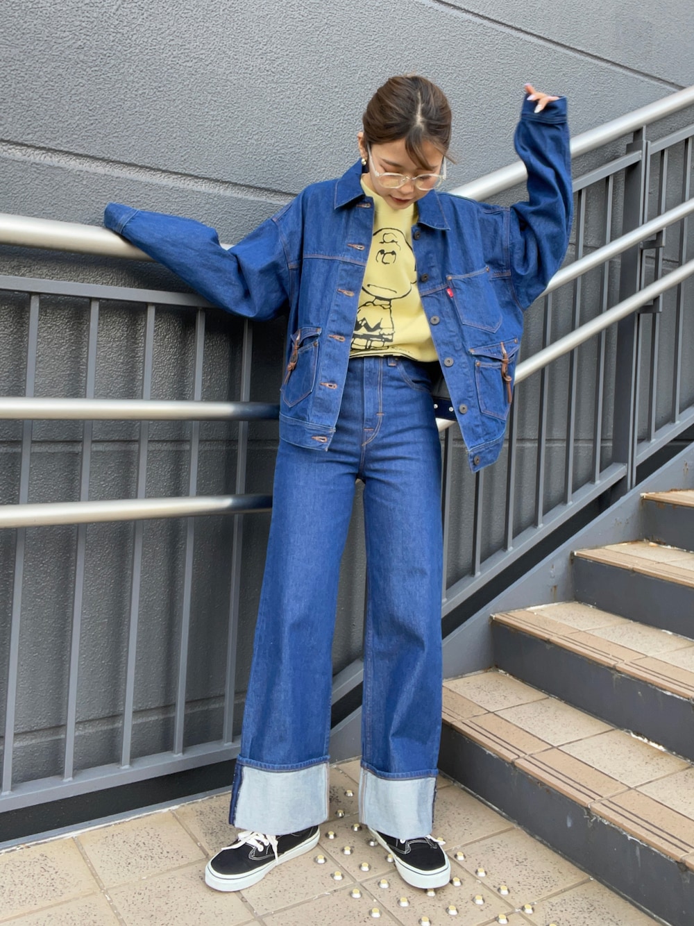 ブルー系のパンツ、ブルー系のジャケット/アウター、イエロー系のトップスを着用したレディースの春コーディネートの1枚目の写真