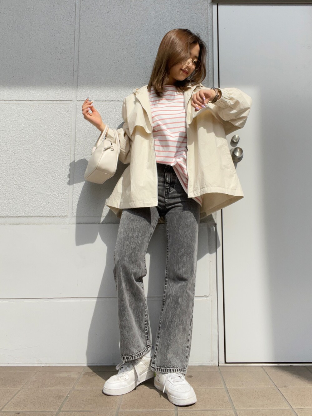 ピンク系のTシャツ/カットソー、ホワイト系のマウンテンパーカー、ホワイト系のバッグを着用したレディースの春コーディネートの1枚目の写真