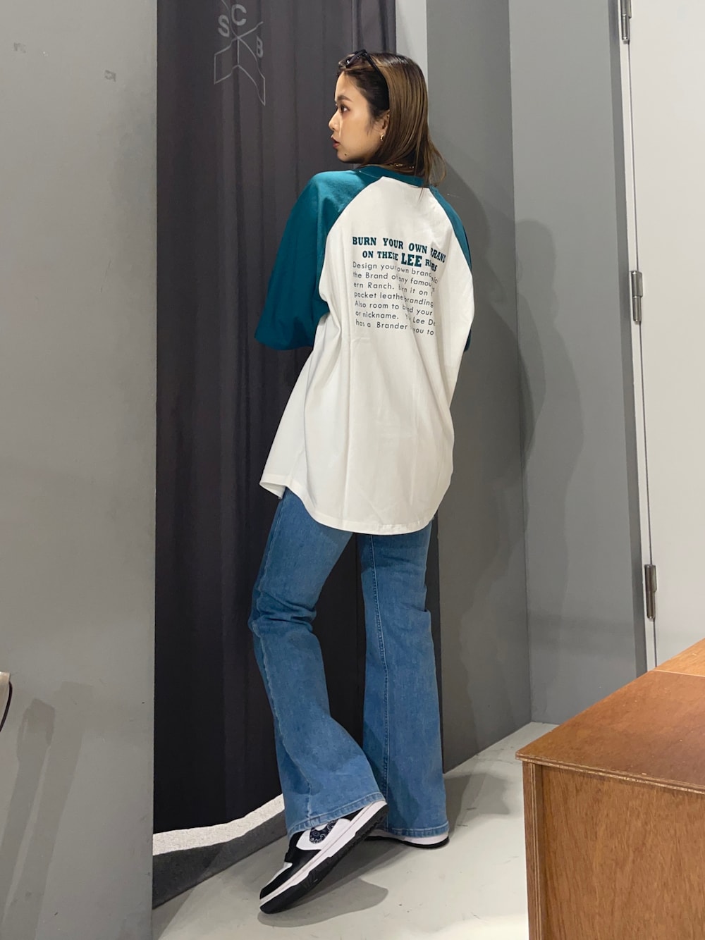 「ワントーンコーデ、プチプラ、きれいめカジュアル、夏セールで買いました、夏だ！Tシャツ着よう！、シンプルコーデ、ラグランTシャツ、フレアデニム、デニム、フレアパンツ」｜「Leeの【Lee】ラグランＴシャツ（Tシャツ/カットソー、グリーン系）」を使った、Mikuriさん（レディース・160cm）の夏コーディネートの1枚目の写真