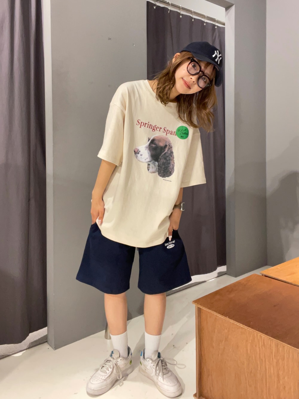 「犬、プチプラ、春夏コーデ、NEW ERA、キャップ、ビッグシルエット、メンズライク、タンパンスタイル、ストリート、カジュアルコーデ」｜「Right-onのアイテム（トップス、ホワイト系）」を使った、Mikuriさん（レディース・160cm）の春コーディネートの1枚目の写真