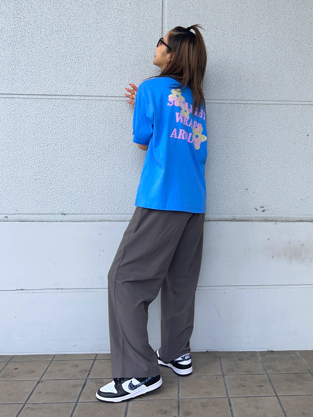 「ストリート、ロゴT、フラワープリント、韓国ファッション、パンツスタイル、ピンク、ブルー、カラー×コーデ、プチプラ、夏だ！Tシャツ着よう！、y2k」｜「HONEYSUCKLE ROSEのアイテム（トップス、ブルー系）」を使った、Mikuriさん（レディース・160cm）の夏コーディネートの1枚目の写真
