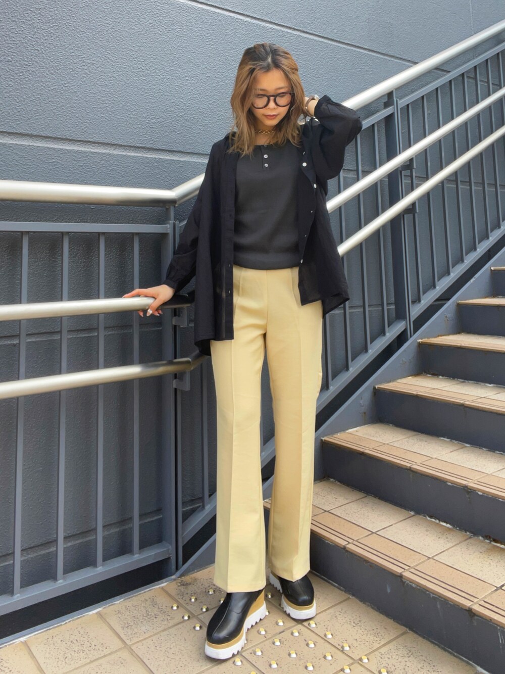 「シャツスタイル、ブラックコーデ、イエロー、フレアパンツ、ヘンリーネック、春夏コーデ、春コーデ、カラーパンツ、プチプラ、タックイン」｜「HONEYSUCKLE ROSEのアイテム（シャツ/ブラウス、ブラック系）」を使った、Mikuriさん（レディース・160cm）の春コーディネートの1枚目の写真