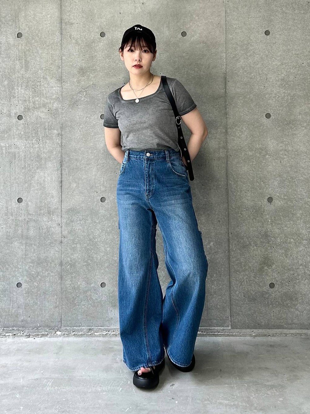 「着痩せ・細見え、春コーデ、夏コーデ、PAGEBOY、骨格ストレート、モード、カジュアル、Tシャツ、デニムパンツ、サンダル」｜「PAGEBOYのハトメダブルポケットBAG（ショルダーバッグ、ブラック系）」を使った、ハオさん（レディース・158cm）の夏コーディネートの1枚目の写真