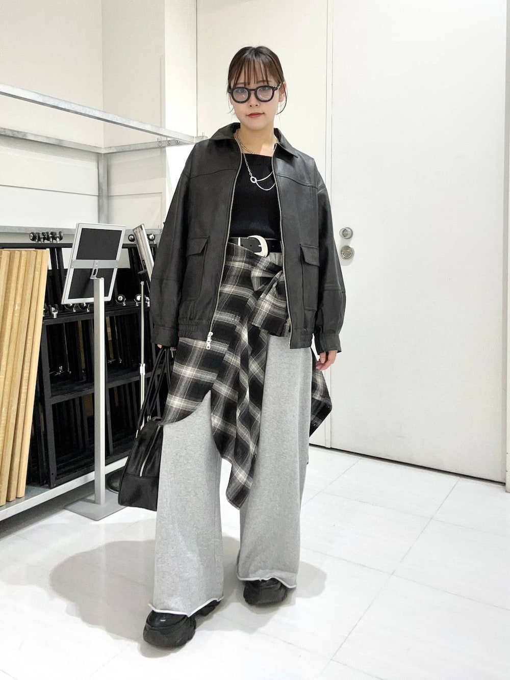 グレー系のスウェットパンツ、ブラック系のシャツ/ブラウス、ブラック系のブルゾンを着用したレディースの秋コーディネートの1枚目の写真