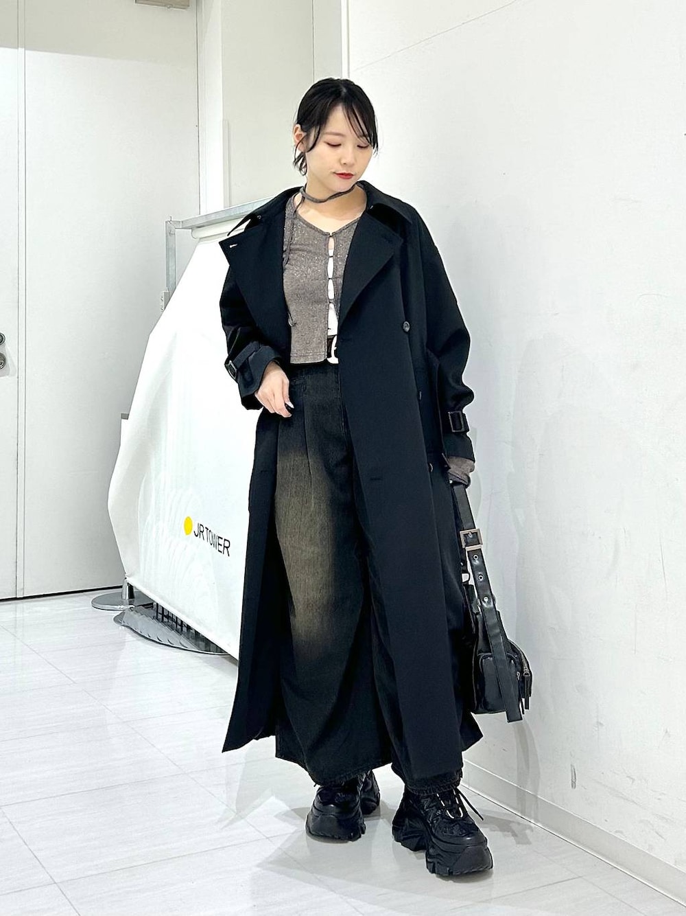 「春コーデ、着痩せ・細見え、骨格ストレート、モード、PAGEBOY、トレンチコート、カーディガン、デニムパンツ、スニーカー」｜「PAGEBOYのプラットチャンキースニーカー（スニーカー、ブラック系）」を使った、ハオさん（レディース・158cm）の冬コーディネートの1枚目の写真