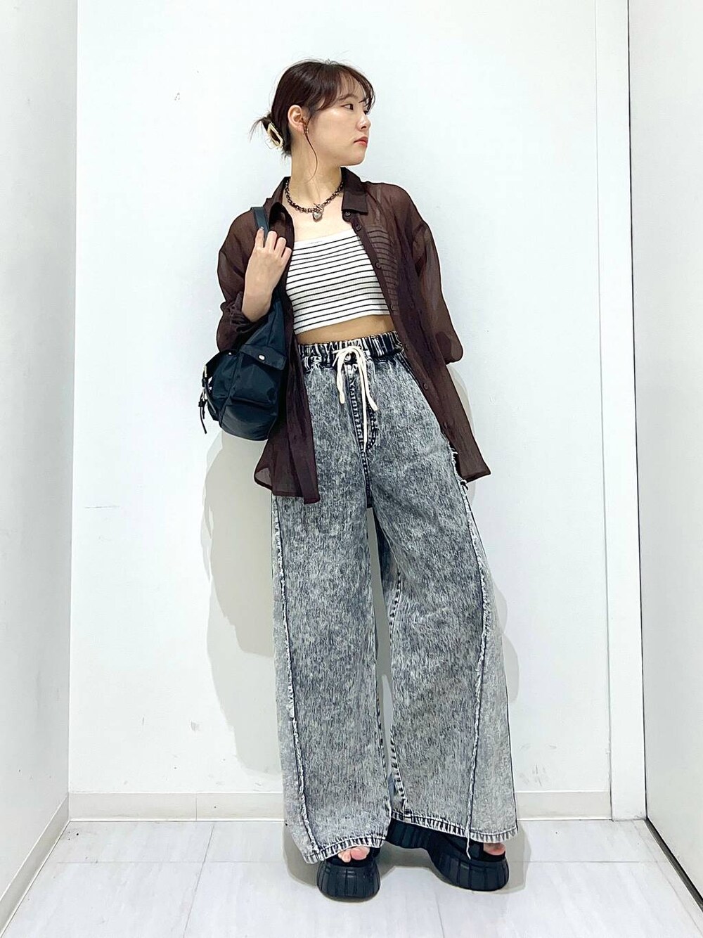「着痩せ・細見え、夏コーデ、骨格ストレート、モード、カジュアル、PAGEBOY、シアートップス、キャミソール、デニムパンツ、サンダル」｜「PAGEBOYのラインソールスポサン（スニーカー、ブラック系）」を使った、ハオさん（レディース・158cm）の夏コーディネートの1枚目の写真