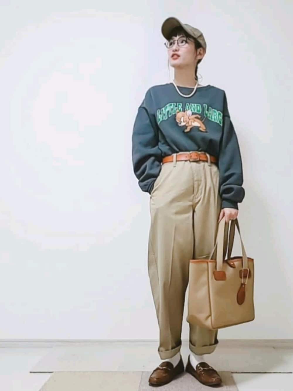 グレー系のスウェット、ベージュ系のトートバッグ、ベージュ系のチノパンツを着用したレディースの秋コーディネートの1枚目の写真