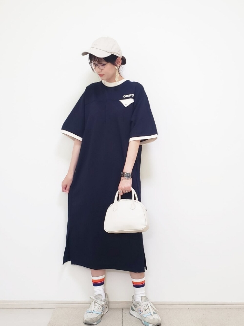 「カジュアルコーデ、ワンピース、ワンピース×スニーカー、リンガーTシャツ、お洒落さんとつながりたい、スニーカー、CAMP7、キャップ」｜「CAMP7のアイテム（ワンピース/ドレス、ブルー系）」を使った、ricky.yさん（レディース・158cm）の春コーディネートの1枚目の写真
