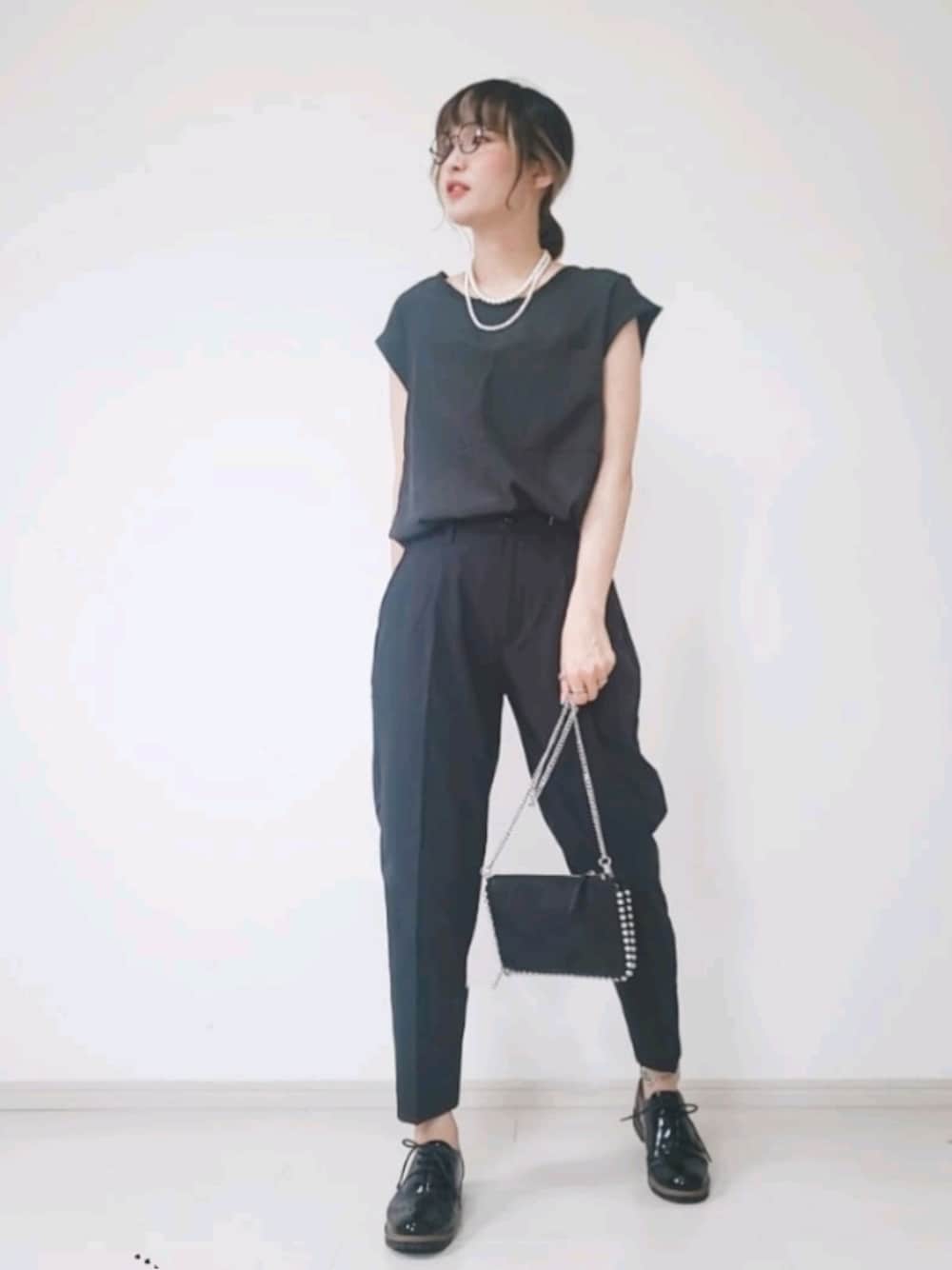 「セットアップ、ブラック、アンクルパンツ、おしゃれさんと繋がりたい、フォーマル、大人コーデ、シアーシャツ、ミニバッグ」｜「HONEYSUCKLE ROSEの【HONEYSUCKLE ROSE】「ノースリーブとキャミソール2点セット」シアーノースリレイヤード（アンサンブル、ブラック系）」を使った、ricky.yさん（レディース・158cm）の夏コーディネートの1枚目の写真