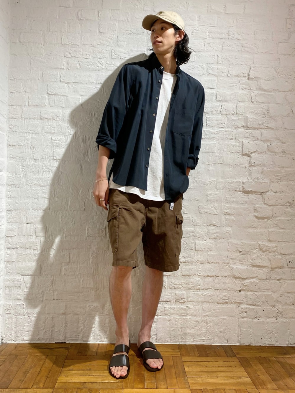 ブラック系のサンダル、ブラウン系のその他パンツ、ブラック系のシャツ/ブラウスを着用したメンズの夏コーディネートの1枚目の写真