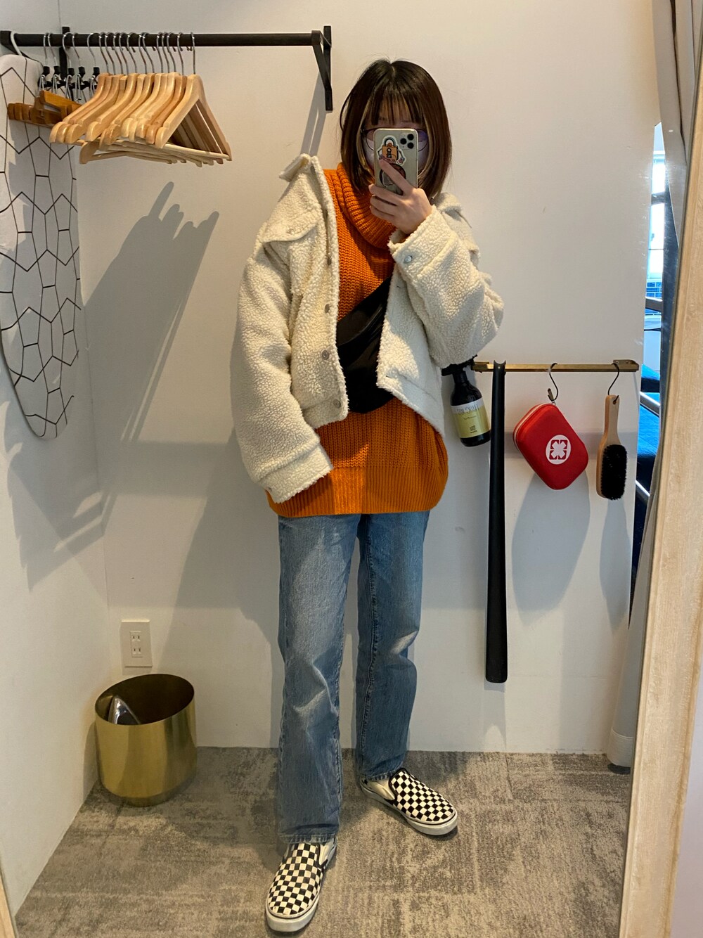 「秋冬コーデ、今日のコーデ、タートルネックニット、デニムパンツ、GU、VANS」｜「VANSの＜VANS（バンズ）＞スリッポン チェック/スニーカー ◆（スニーカー、ブラック系）」を使った、もふさんさん（レディース・164cm）の秋コーディネートの1枚目の写真
