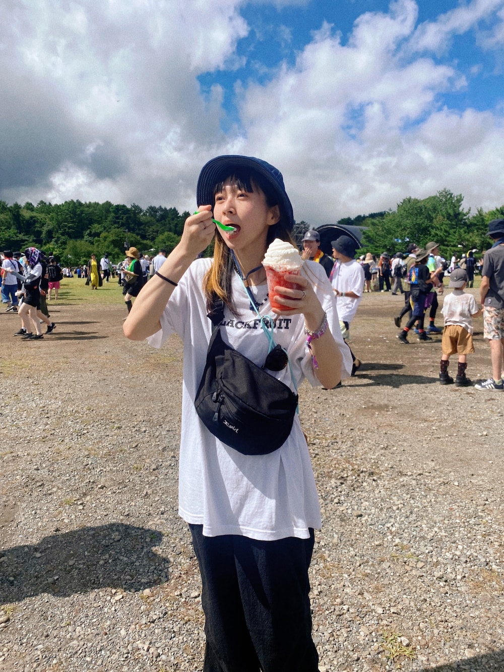 売切れ前に X-girl STICKER HANDBAG コーデのアクセント◎ X-girlのバッグを使った「夏フェス」の人気ファッション