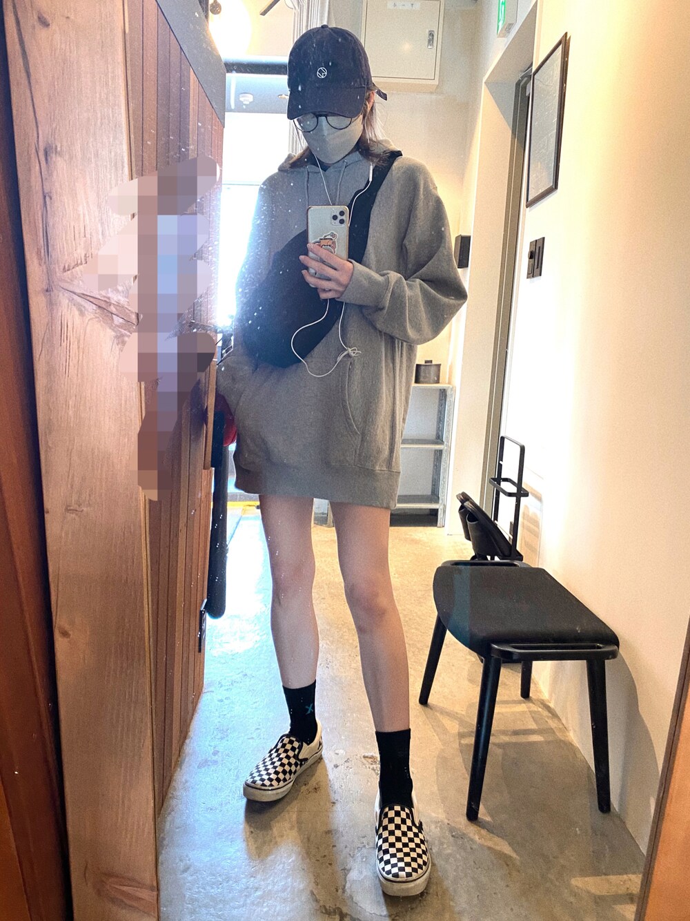 「カジュアル、休日スタイル、ラフ、パーカー、キャップ、VANS」｜「VANSの＜VANS（バンズ）＞スリッポン チェック/スニーカー ◆（スニーカー、ブラック系）」を使った、もふさんさん（レディース・164cm）の春コーディネートの1枚目の写真