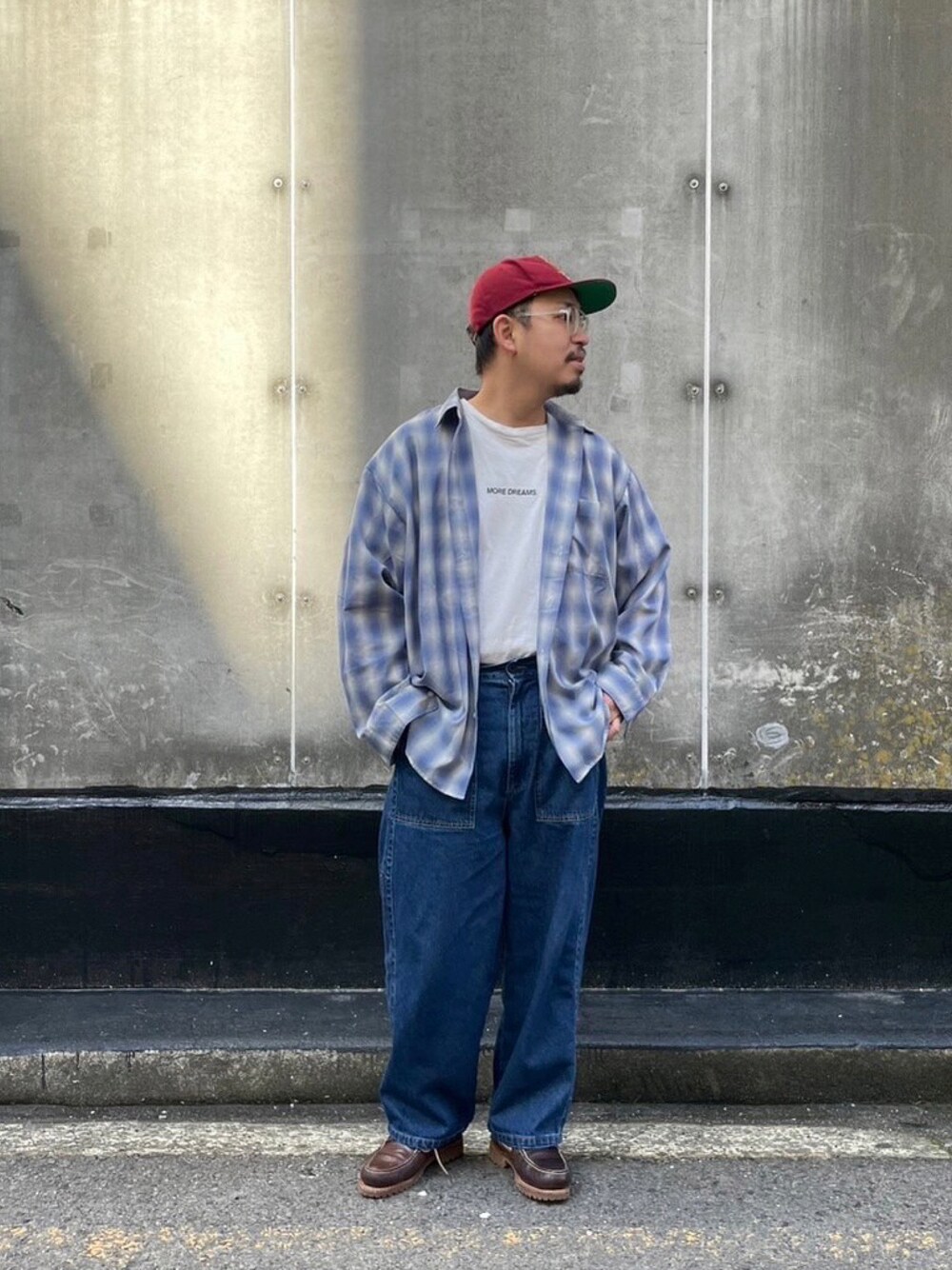 ブルー系のデニムパンツ、ブルー系のシャツ/ブラウスを着用したメンズの春コーディネートの1枚目の写真