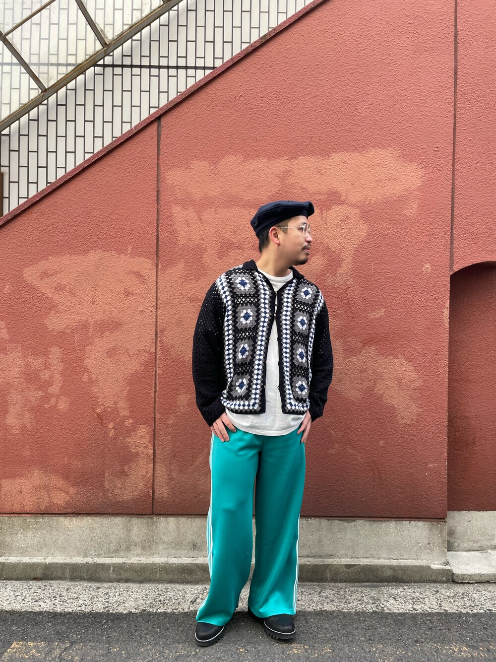 イエロー系のスウェットパンツ、ブラック系のカーディガン/ボレロを着用したメンズの春コーディネートの1枚目の写真