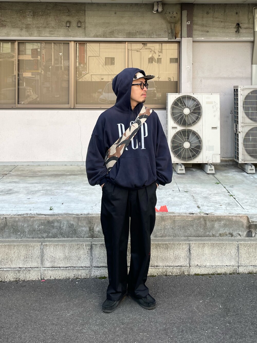 「ciaopanic、チノパン、ワイド、ワイドシルエット、ワイドパンツ 」｜「RePRODUCTION LABELの【RePRODUCTION LABEL / リプロダクションレーベル】ボリュームフーディー（Tシャツ/カットソー、ブルー系）」を使った、takayaikedaさん（メンズ・167cm）の春コーディネートの1枚目の写真