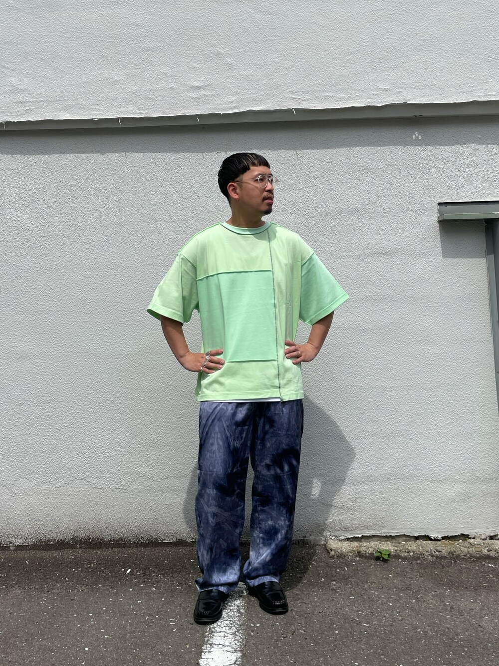 グリーン系のTシャツ/カットソー、ブルー系のその他パンツを着用したメンズの夏コーディネートの1枚目の写真