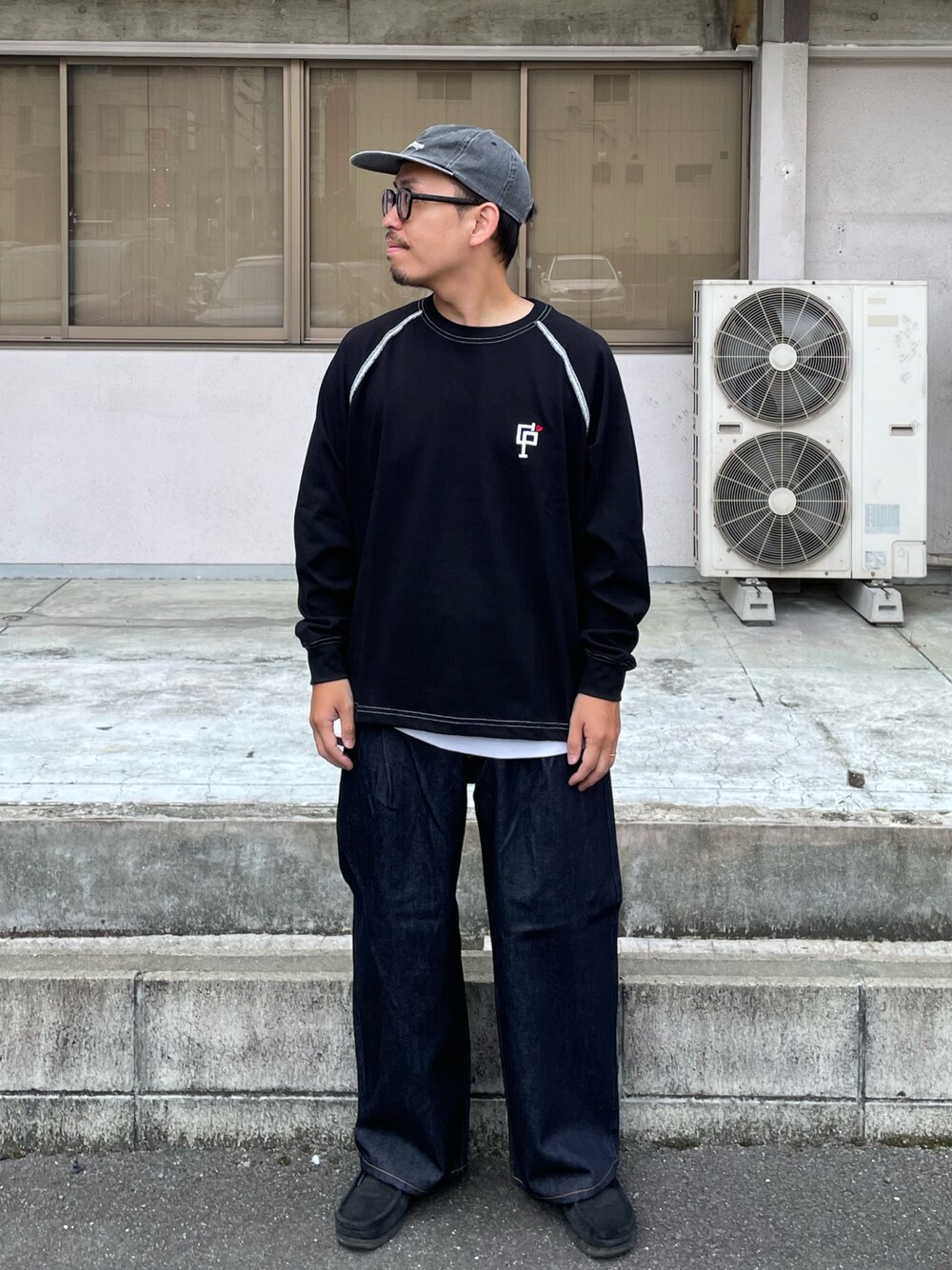 ブラック系のTシャツ/カットソー、ブラック系のデニムパンツを着用したメンズの夏コーディネートの1枚目の写真