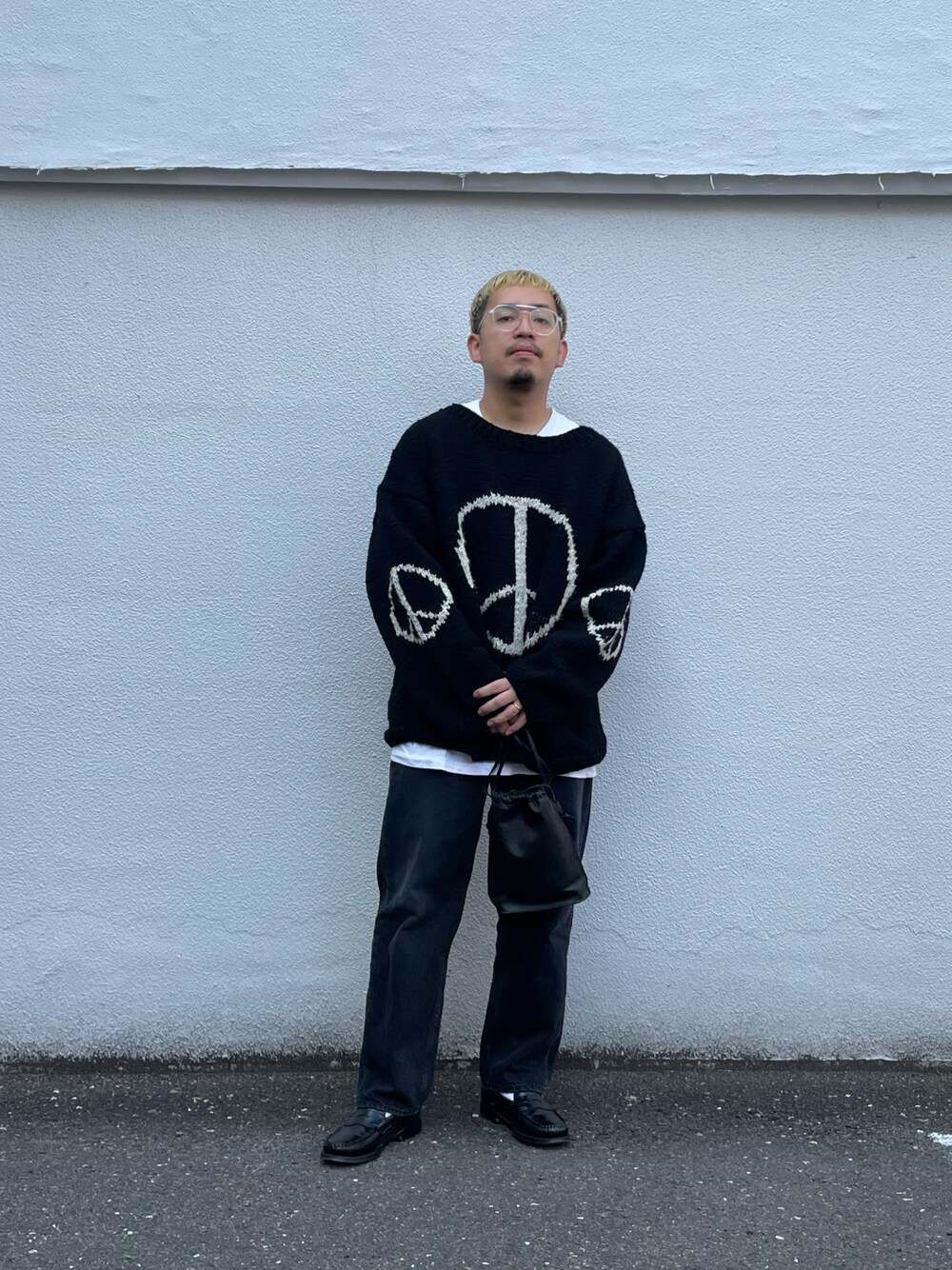 ブラック系のデニムパンツを着用したメンズの秋コーディネートの1枚目の写真