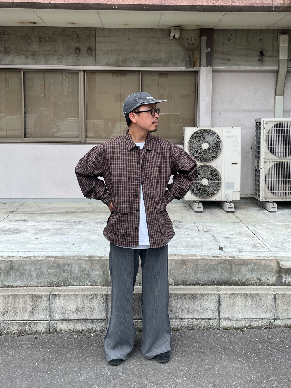 グレー系のその他パンツ、ブラウン系のシャツ/ブラウスを着用したメンズの夏コーディネートの1枚目の写真