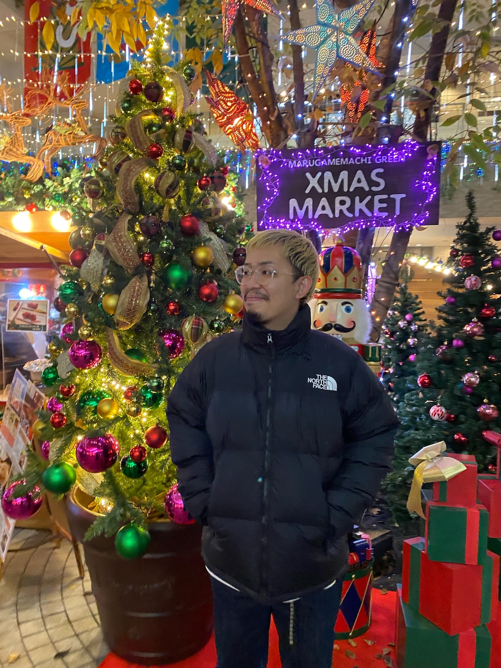 ブラック系のダウンジャケット/コートを着用したメンズの冬コーディネートの1枚目の写真