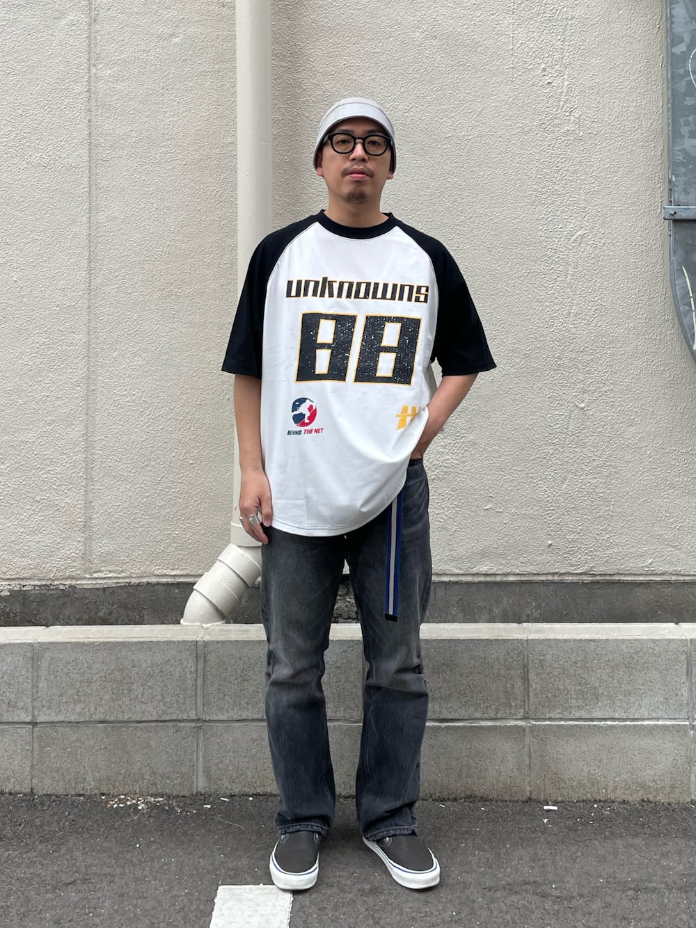 ブラック系のTシャツ/カットソーを着用したメンズの春コーディネートの1枚目の写真