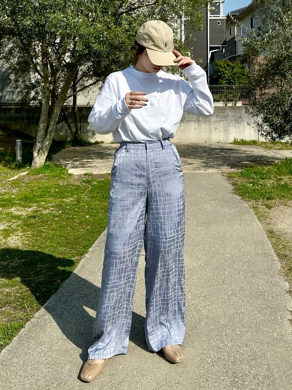 ホワイト系のTシャツ/カットソー、ブルー系のその他パンツ、ホワイト系のシャツ/ブラウスを着用したレディースの春コーディネートの1枚目の写真